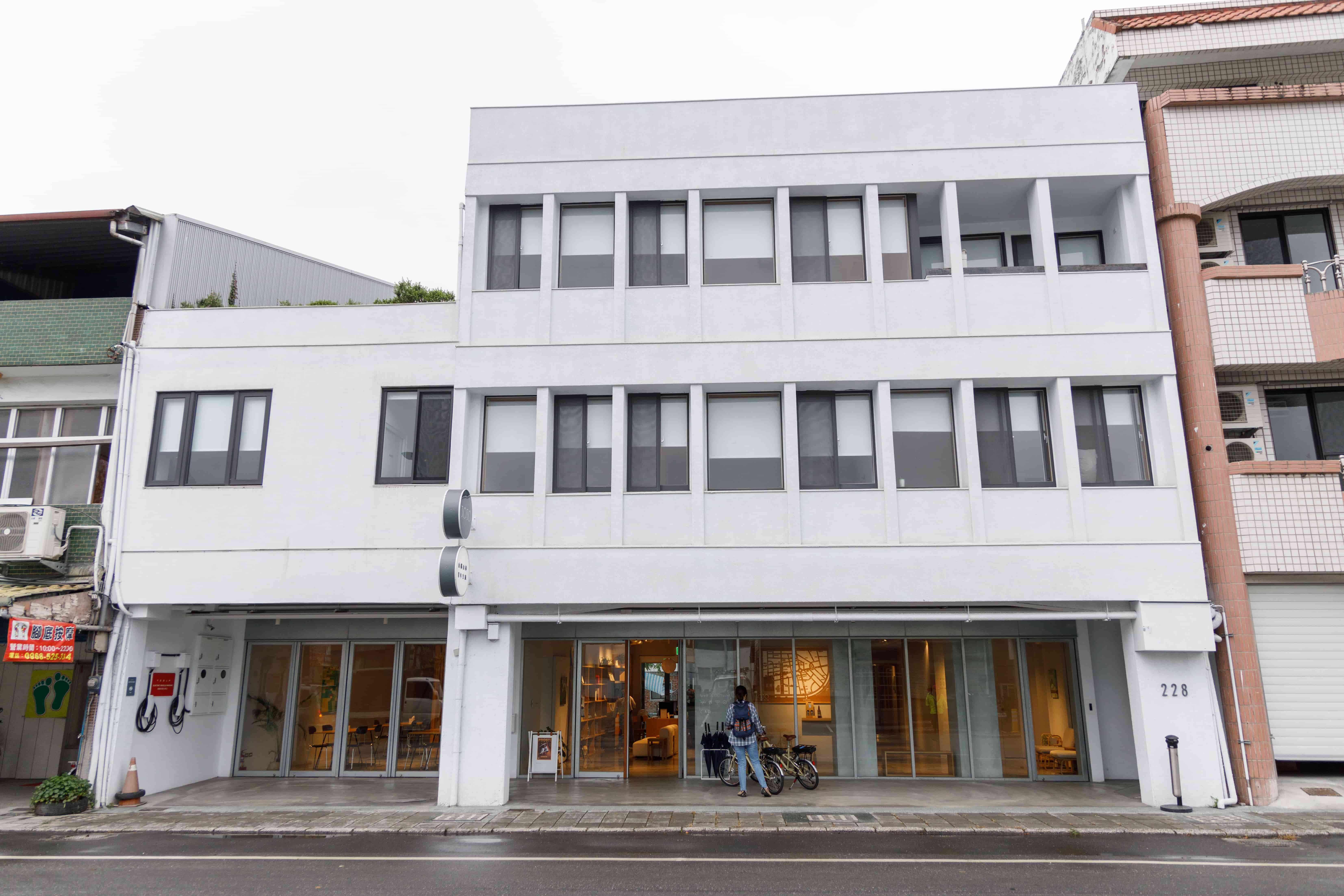 從玉里車站走出來，就可見到「山鄰山林青年文旅」俐落的灰白色建築。