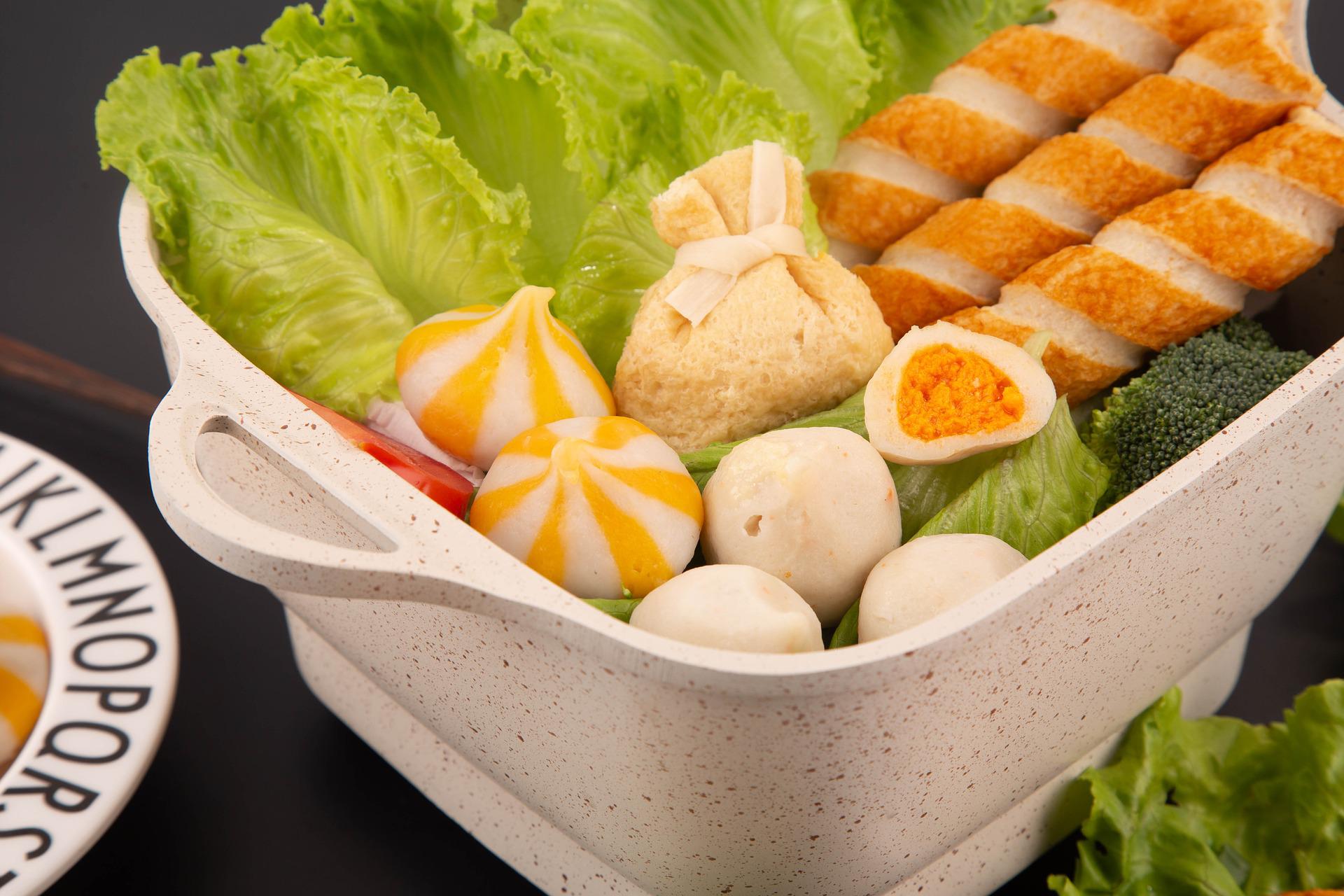 一名網友抱怨店家要收6歲童共鍋費，認為店家不體諒家長的辛苦，卻被其他人撻伐；示意圖。（Pixabay ／攝影師：he_jun）