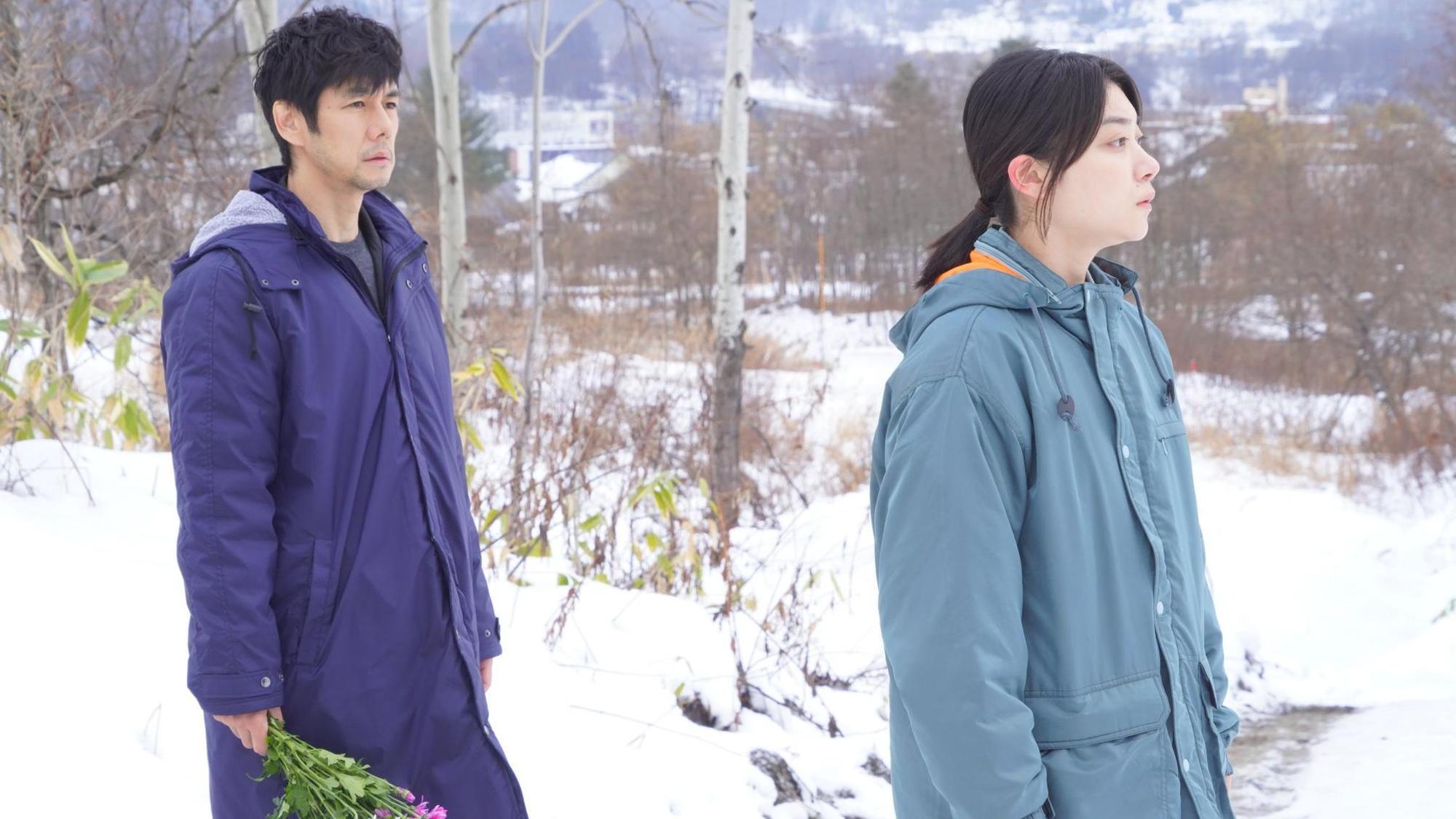 西島秀俊(左)和三浦透子演出的電影《在車上》在本屆奧斯卡榮獲最佳國際電影殊榮。(CATCHPLAY+提供)