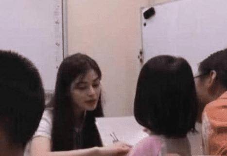 中國一名幼兒園女老師因為長得太漂亮,遭到學生媽媽們要求園方解雇。(翻攝自微博)