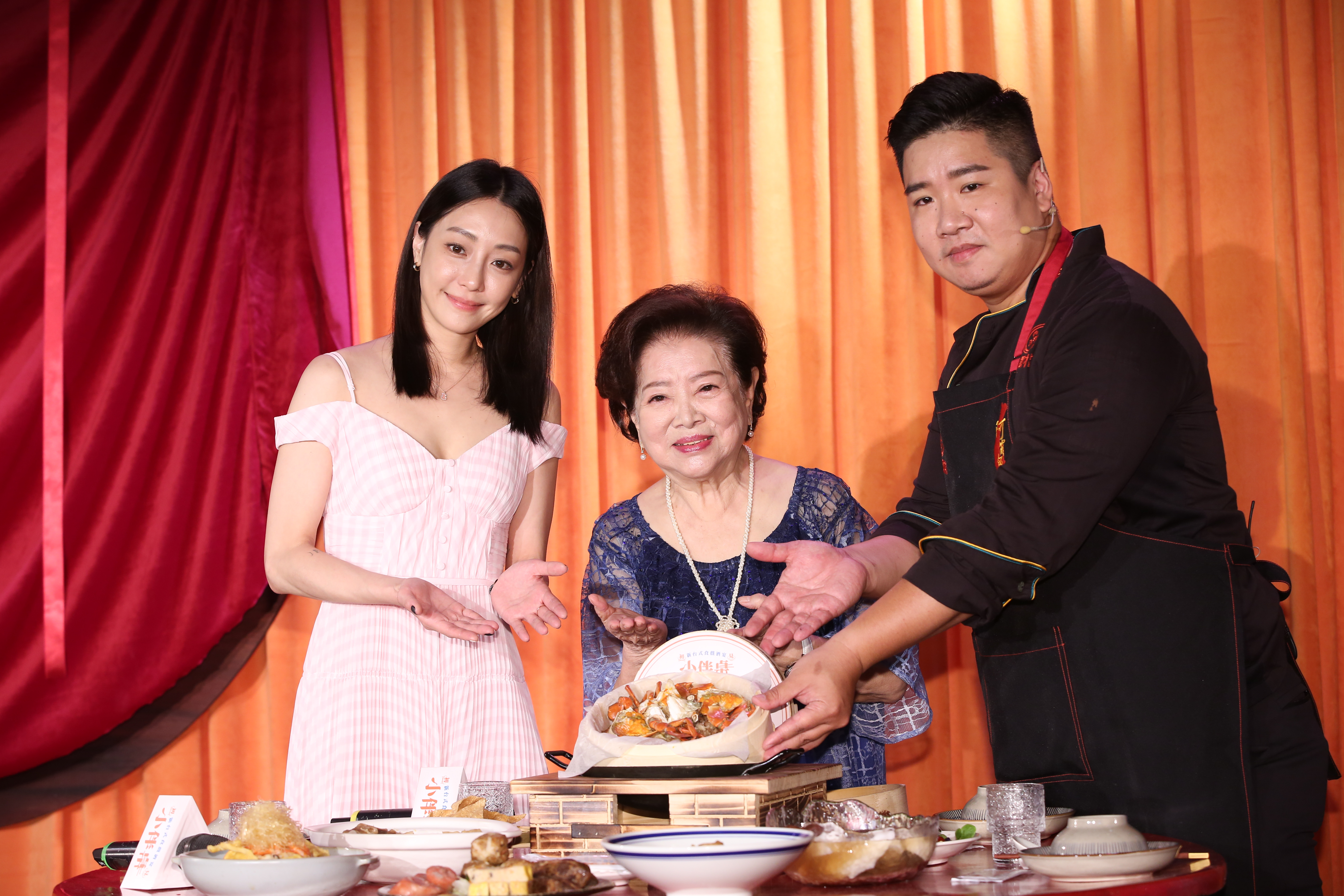 《小伴桌》由阿霞飯店第四代接班人吳健豪老闆親自領軍，讓陳淑芳和謝欣穎嘗嘗道地台南味。