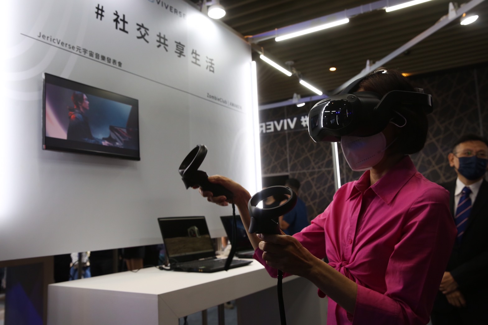 為了和自家VIVERSE生態系連結更緊密，Desire 22 Pro更推出與自家VR眼鏡VIVE Flow的搭售方案。