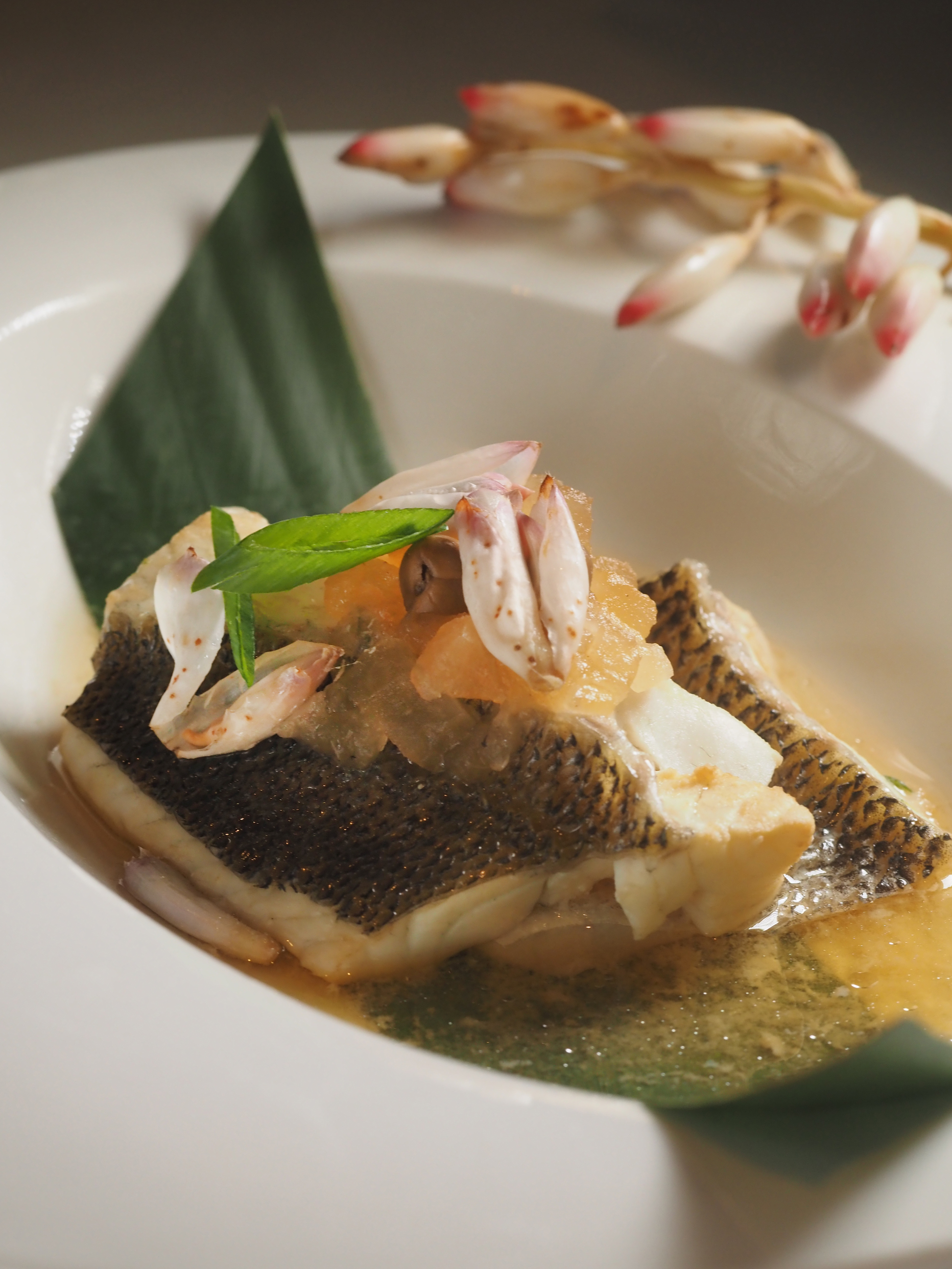 「樹子月桃蒸鮮魚」巧妙控制蒸魚時間，讓月桃香氣不致過野，與酒香相得益彰。（460元／單點）