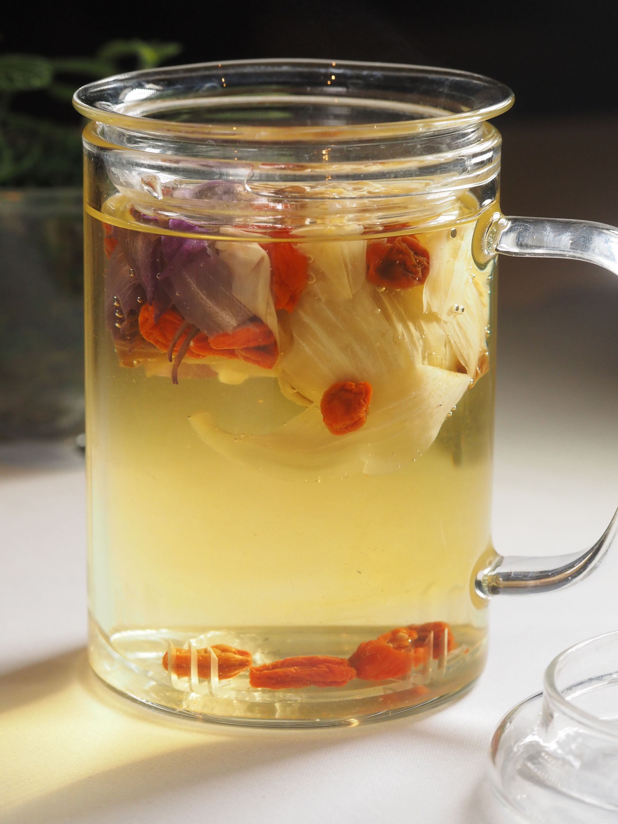天香樓極重視茶飲，除了以茶佐餐的Pairing，還可單點「茶飲荷花·冰糖枸杞」，以花香為花饌助勢。（300元／杯）
