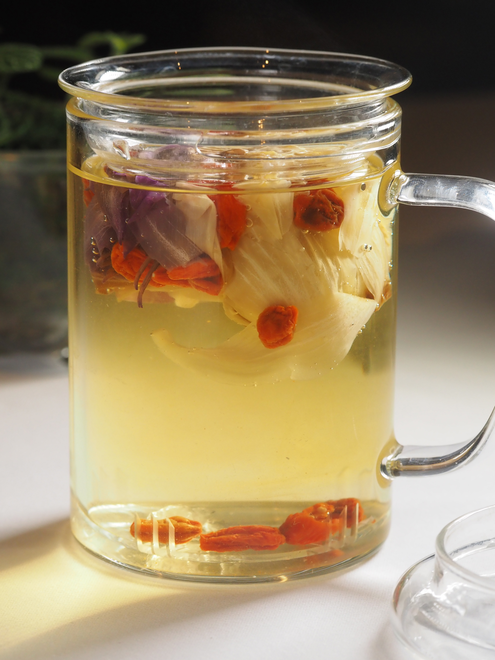 天香樓極重視茶飲，除了以茶佐餐的Pairing，還可單點「茶飲荷花·冰糖枸杞」，以花香為花饌助勢。（300元／杯）