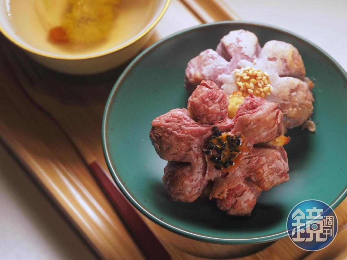莫蘭迪色系的「菊花酥餅」用小包酥做出千層質地,酥香不膩。(300元/2個)