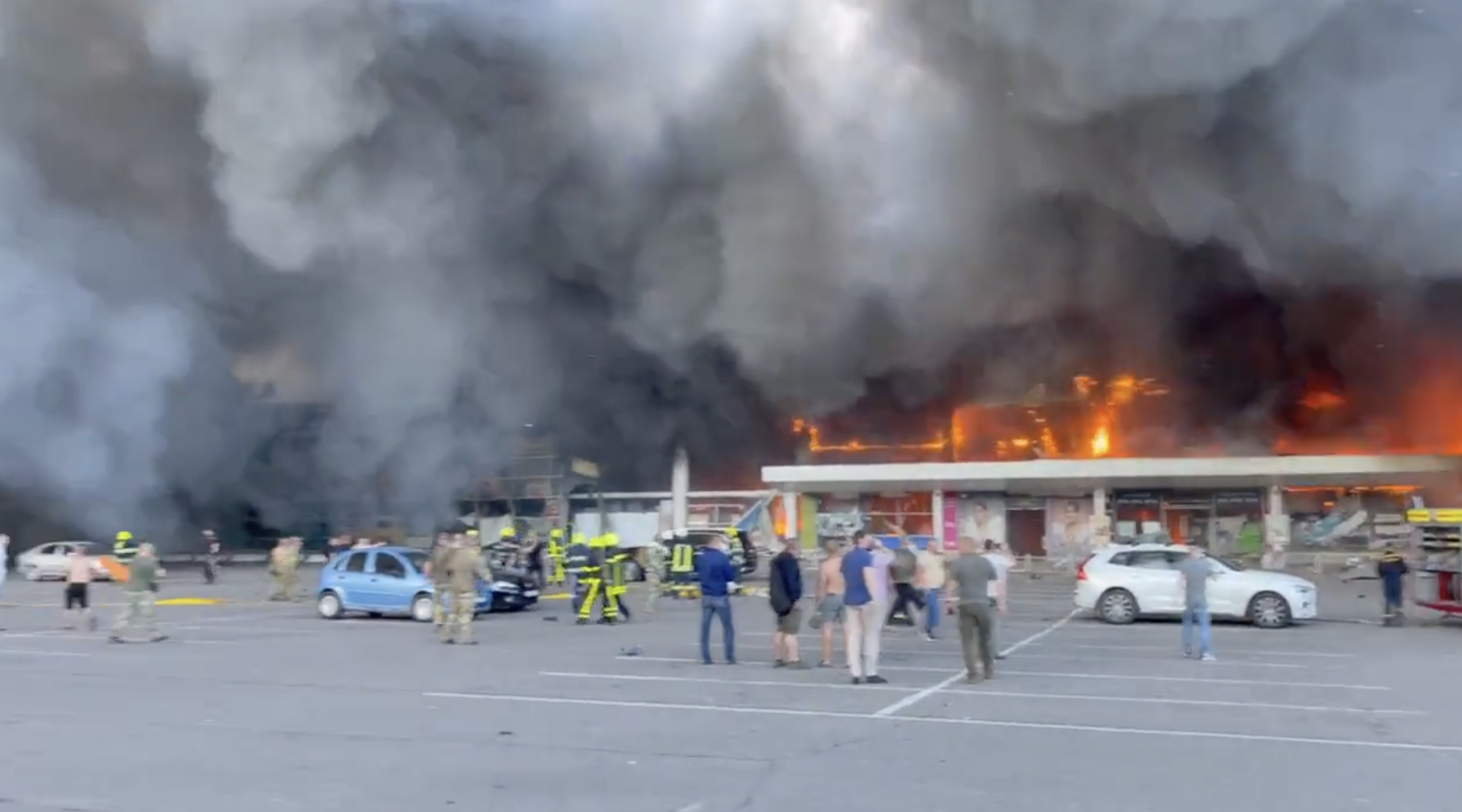 烏克蘭商場遭俄羅斯飛彈攻擊,目前已知死亡人數新增至18人。(翻攝Dmytro Kuleba推特)