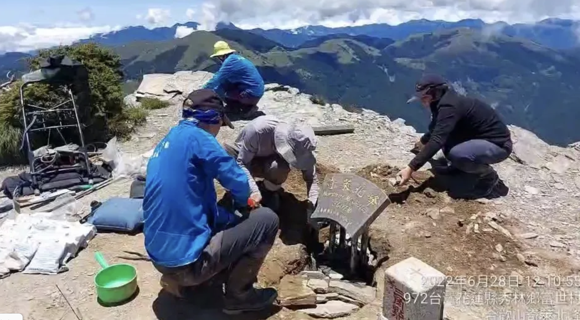 太管處派工作人員上奇萊北峰山頂修復標示牌。（記者爆料網提供）