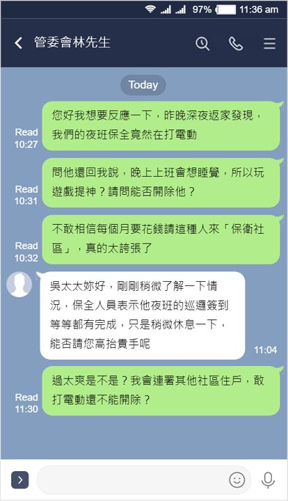 吳姓女住戶氣憤的向管委會的人員告狀。(翻攝爆廢公社)