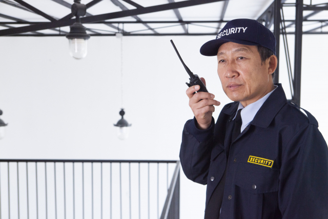 一名女住戶發現夜班保全竟在上班時間打電動，氣得直喊要將他開除。（示意圖非當事人，photo-ac）