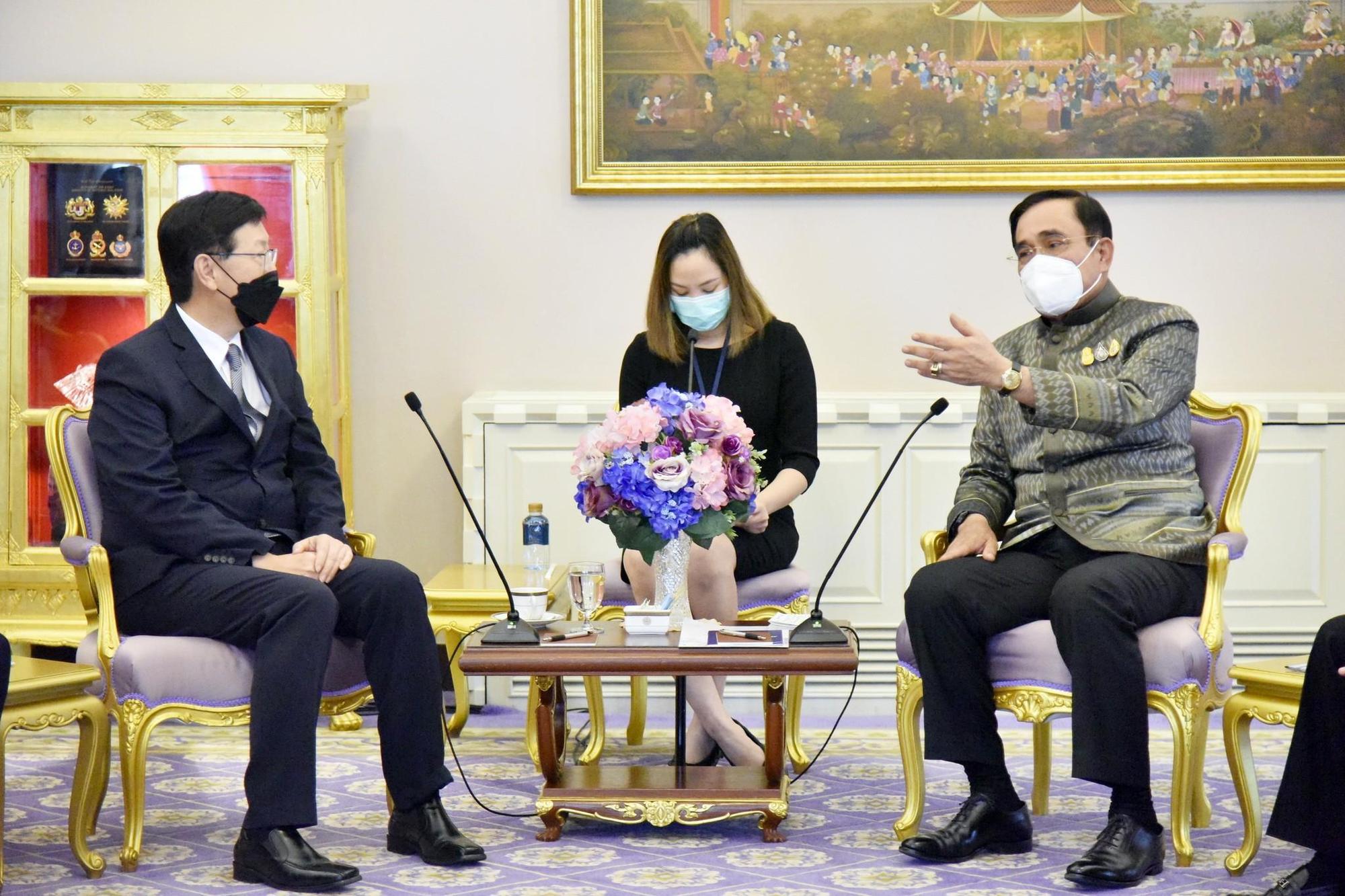 鴻海董事長劉揚偉28日下午拜會泰國總理帕拉育。(泰國總理府)