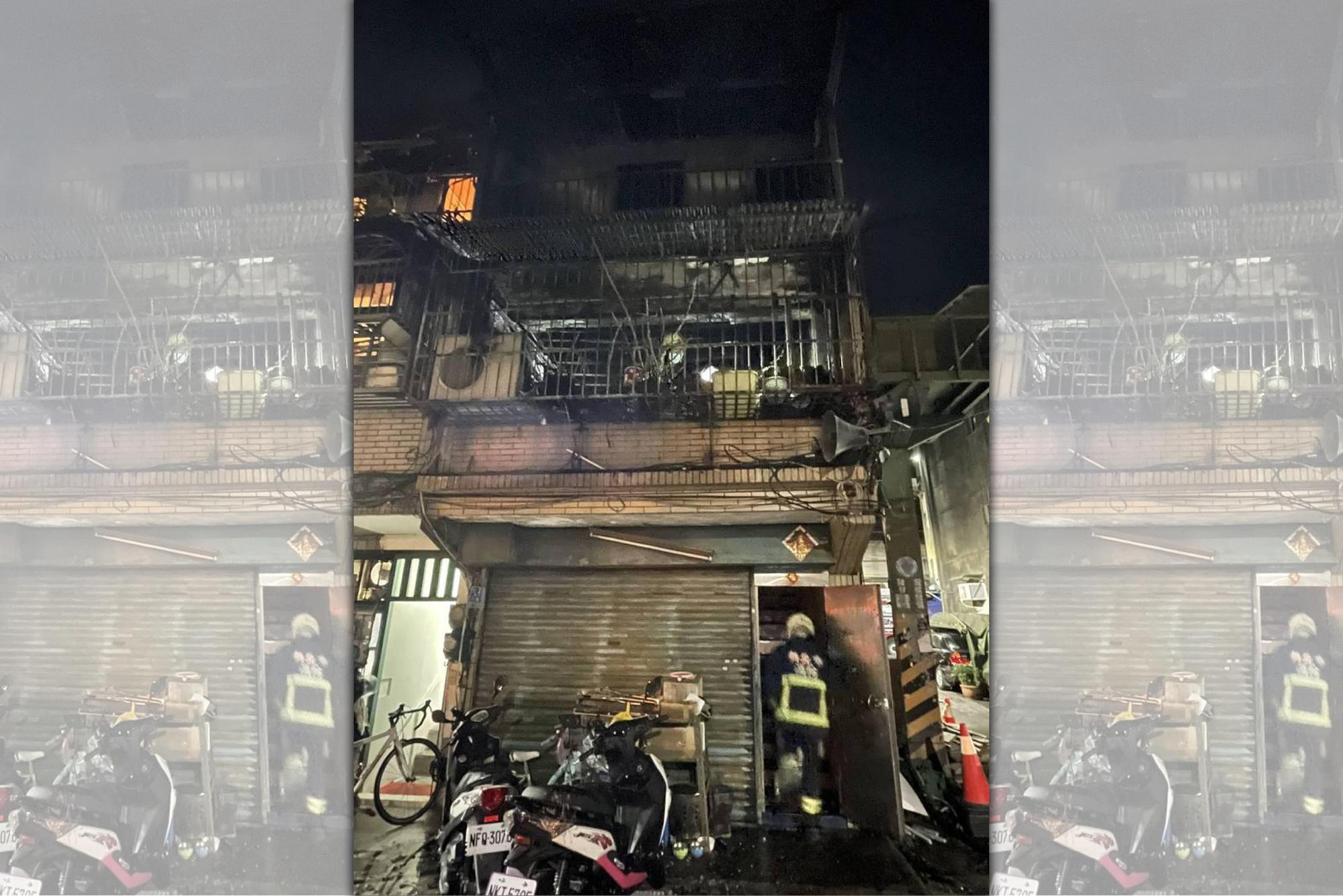 新北市三重大同南路一棟透天厝凌晨發生火警,阿公、媽媽與6歲小男童受困火場,被救出時均無生命徵象,目前仍在與死神拔河。(翻攝畫面)