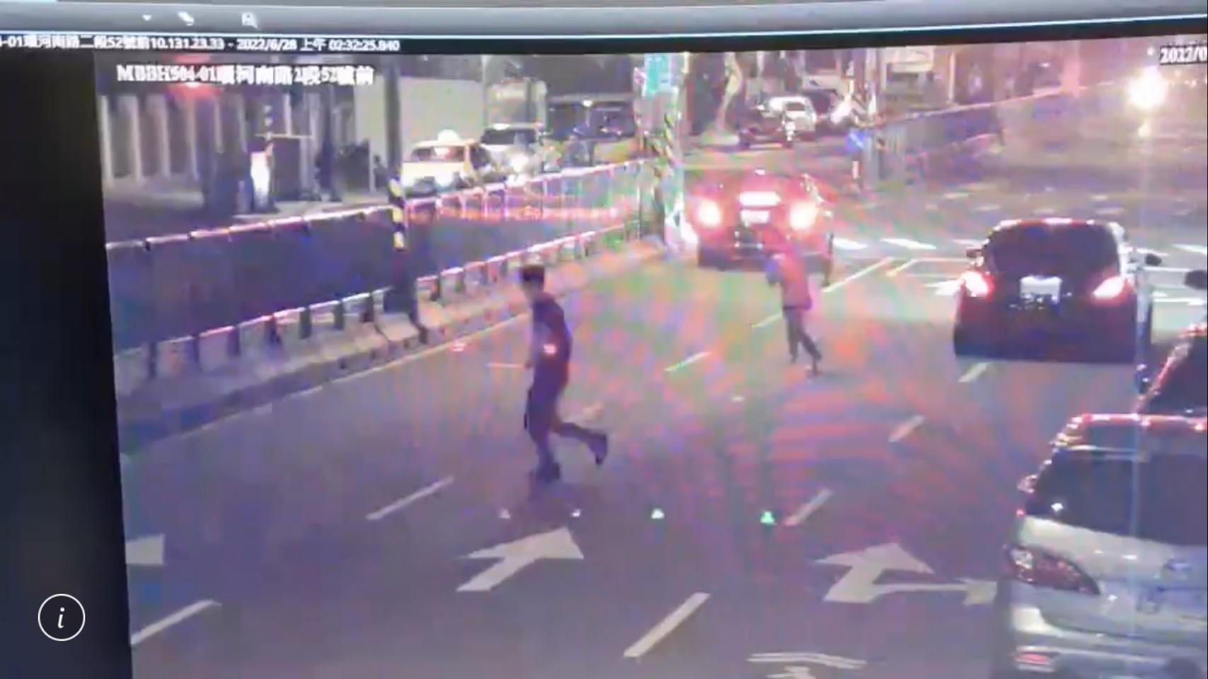 被害人林男凌晨在大街狂奔,但仍被李男等人追上。(翻攝畫面)