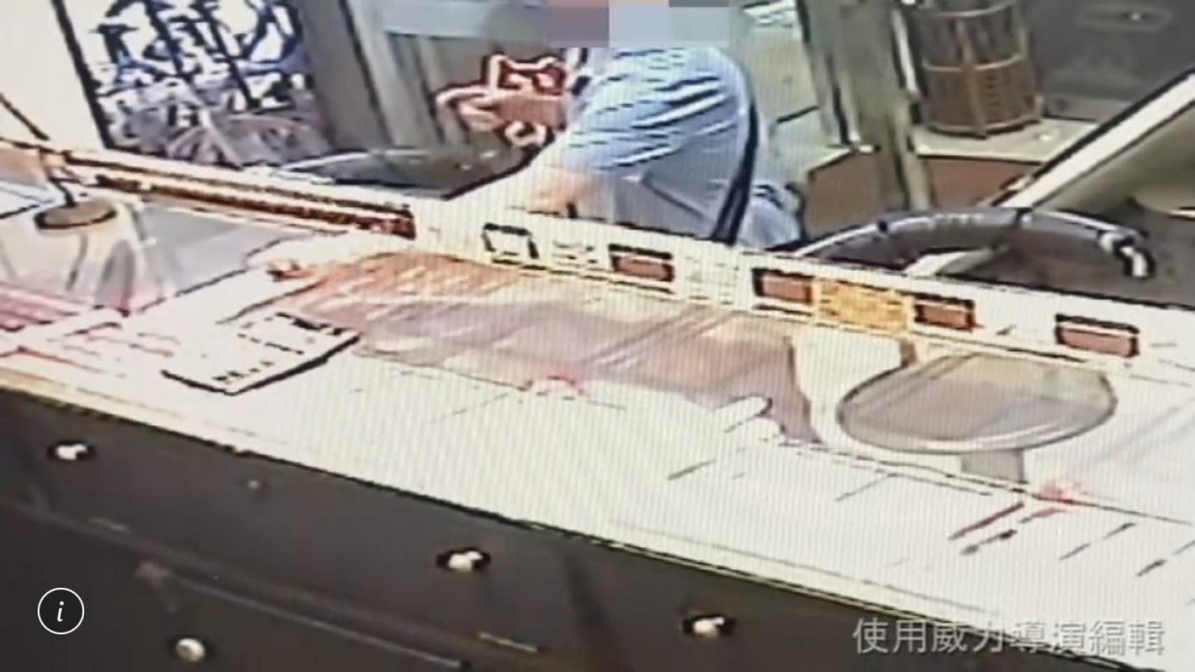 康男佯裝顧客,卻趁隙搶走展示櫃裡金飾。(翻攝畫面)