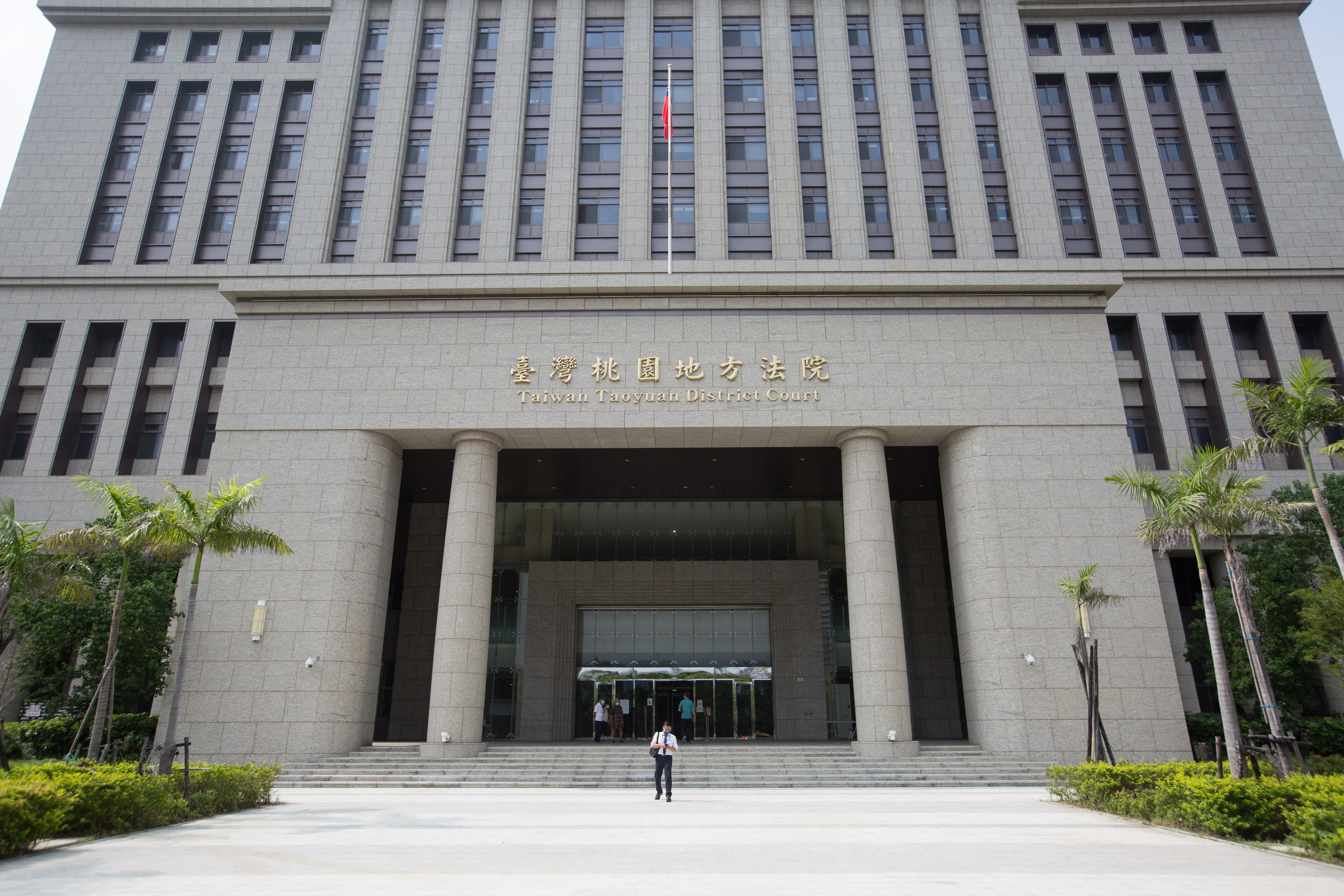 桃園地方法院今向台北監獄借提一名25歲蘇姓犯人，沒想到法警誤會法官意思，竟將犯人放行。