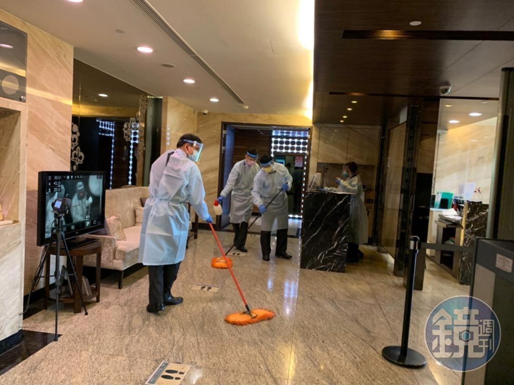 外籍航空機組員過境通關後，環宇動員人力全副武裝清消畫面。（本刊資料照）