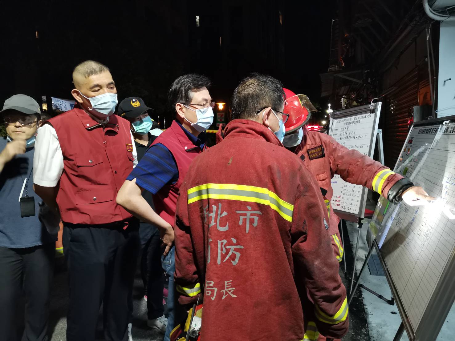 消防局長官在現場聽取簡報。（新北市消防局提供）