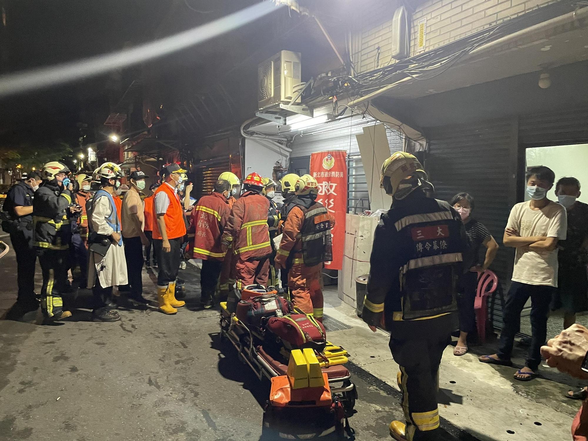 大批消防員趕抵現場搶救。（新北市消防局提供）