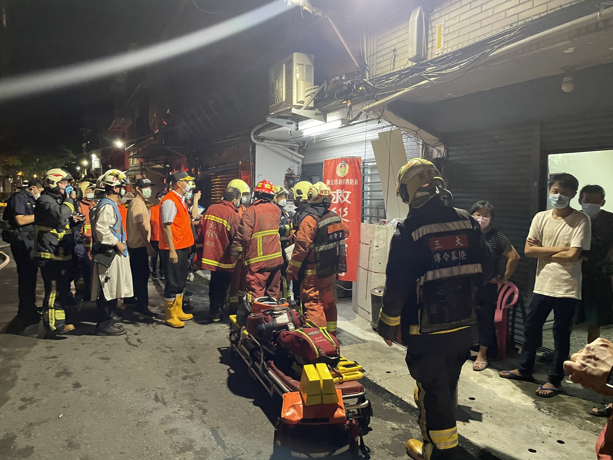 大批消防員趕抵現場搶救。（新北市消防局提供）
