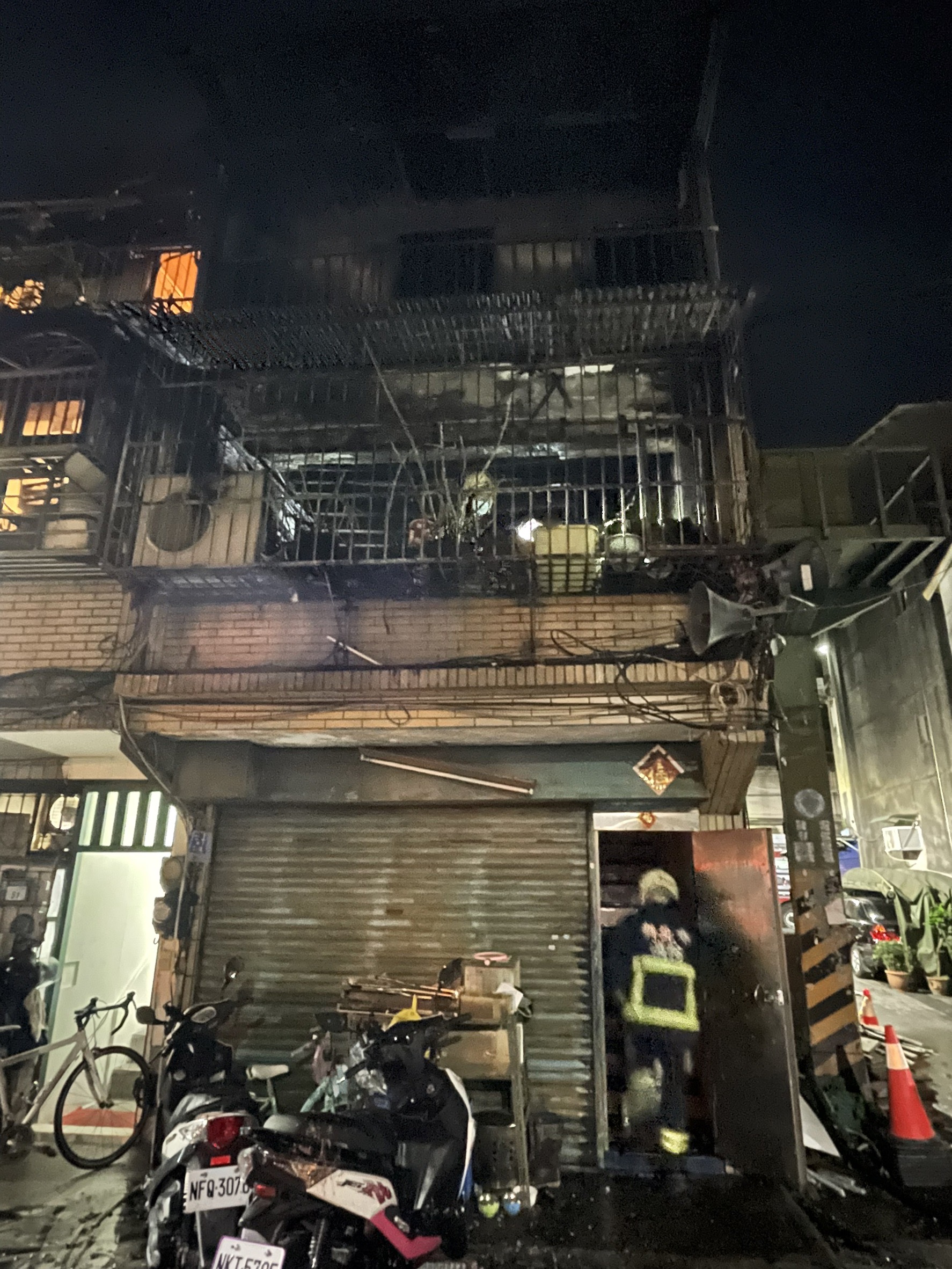 民宅大火在10分鐘獲得控制，仍釀2死不幸。（新北市消防局提供）
