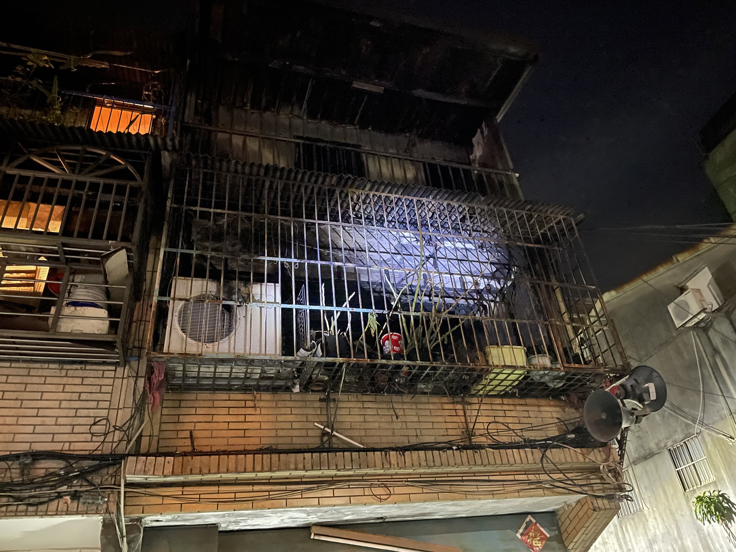 三重區一間透天民宅今天凌晨發生火警，釀2死悲劇。（新北市消防局提供）