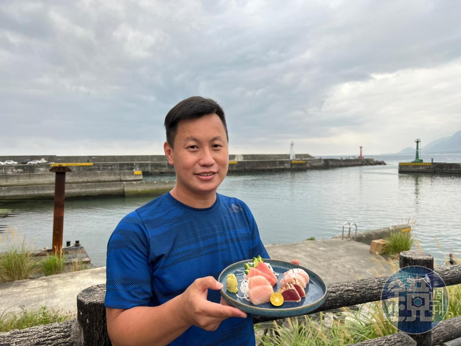 除了懂挑海鮮，林昱濱投注心力傳遞台東漁業的知識文化。圖為林昱濱與來此必點的鮪魚、旗魚等綜合生魚片。