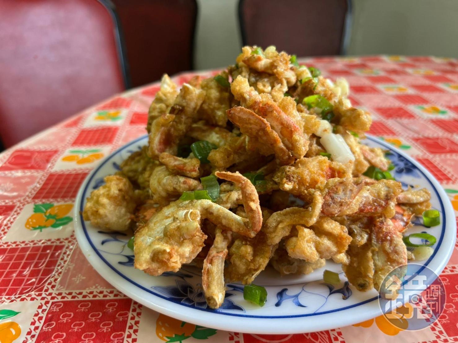 「黃金蟹」鹹香酥脆，連蟹殼都能輕易咬下。