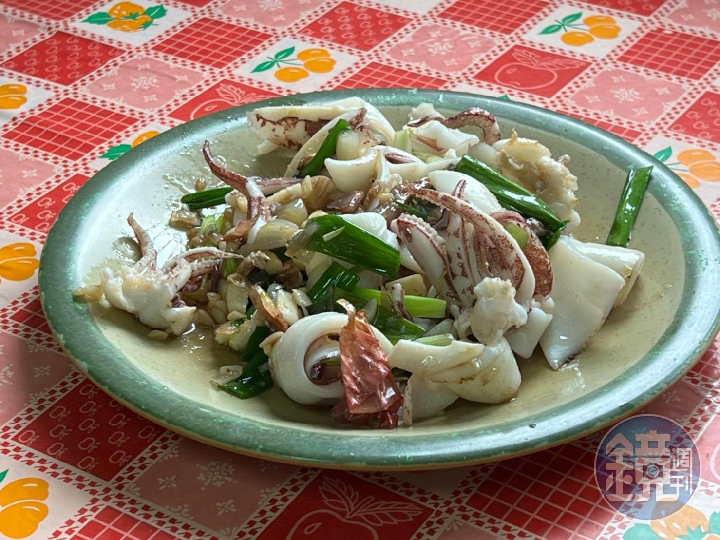 以大量辛香料芡香的「炒花枝」，彈潤鮮甜。
