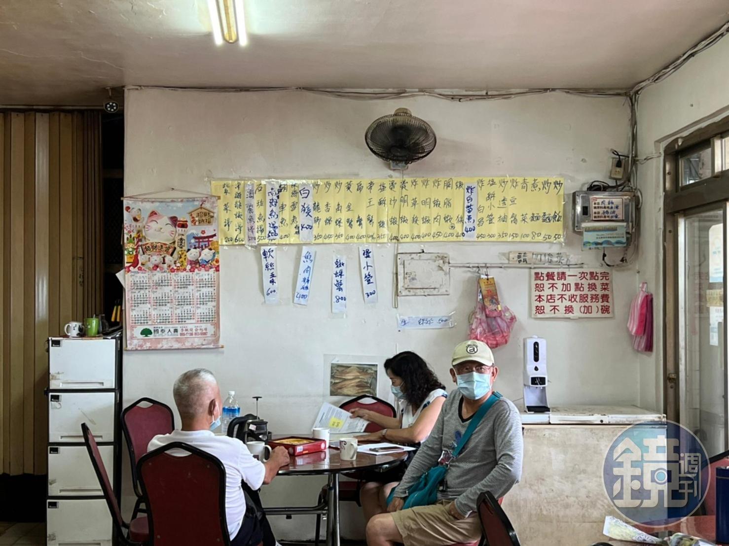 斑駁的手寫菜單成排貼在牆面，是「榮興海產小吃店」獨樹一幟的復古風格。