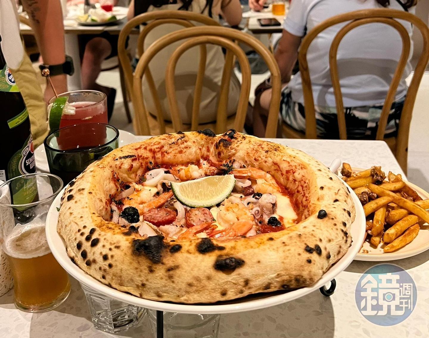 「Mercato Pizza」在拿坡里式的雲朵披薩上鋪滿在地海鮮。