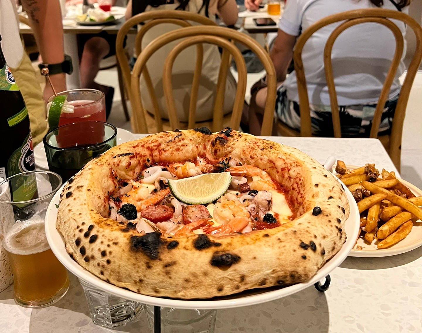「Mercato Pizza」在拿坡里式的雲朵披薩上鋪滿在地海鮮。