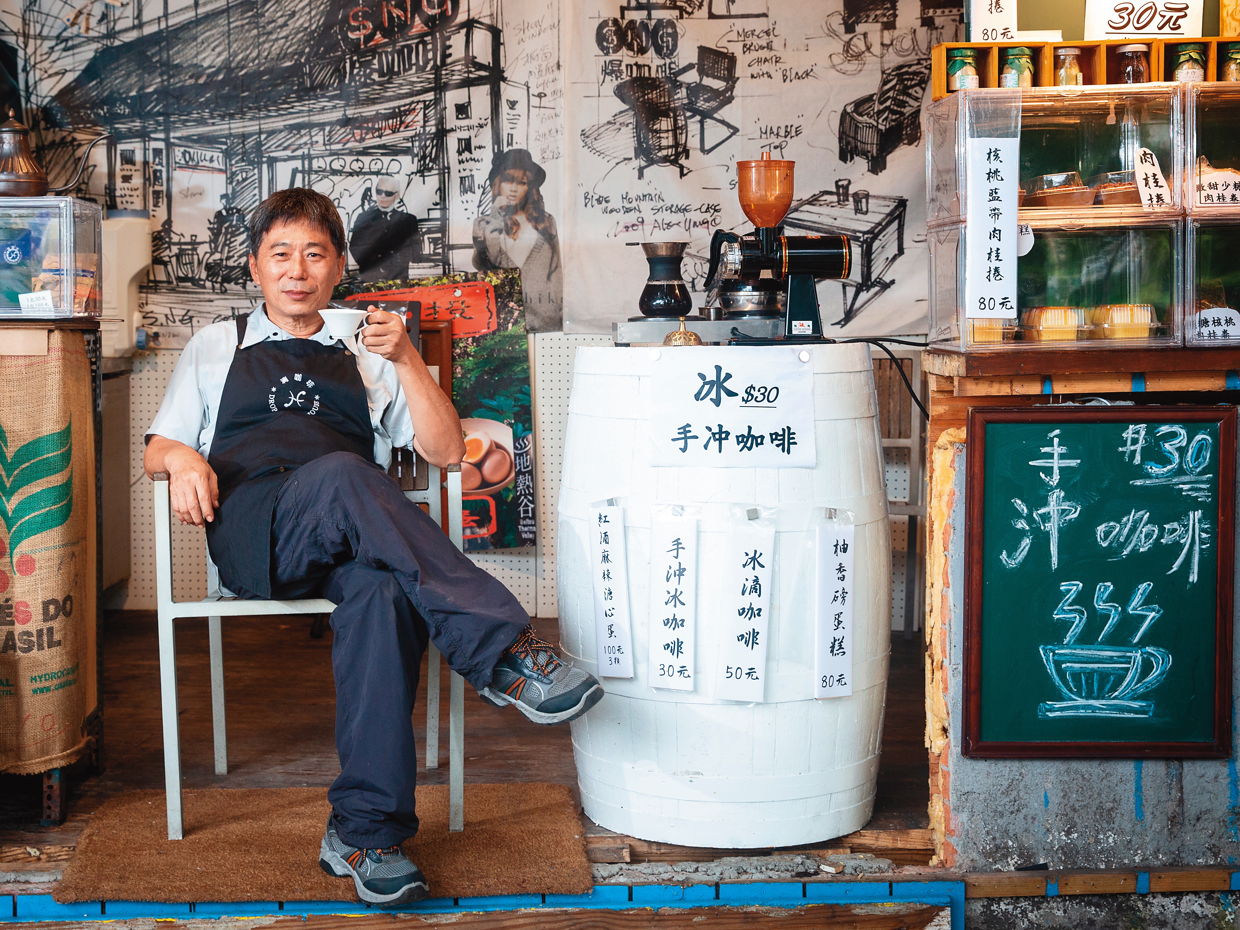 鮑毅超今年重回新生南路擺攤賣咖啡，在疫情與萬物齊漲中搏出路。