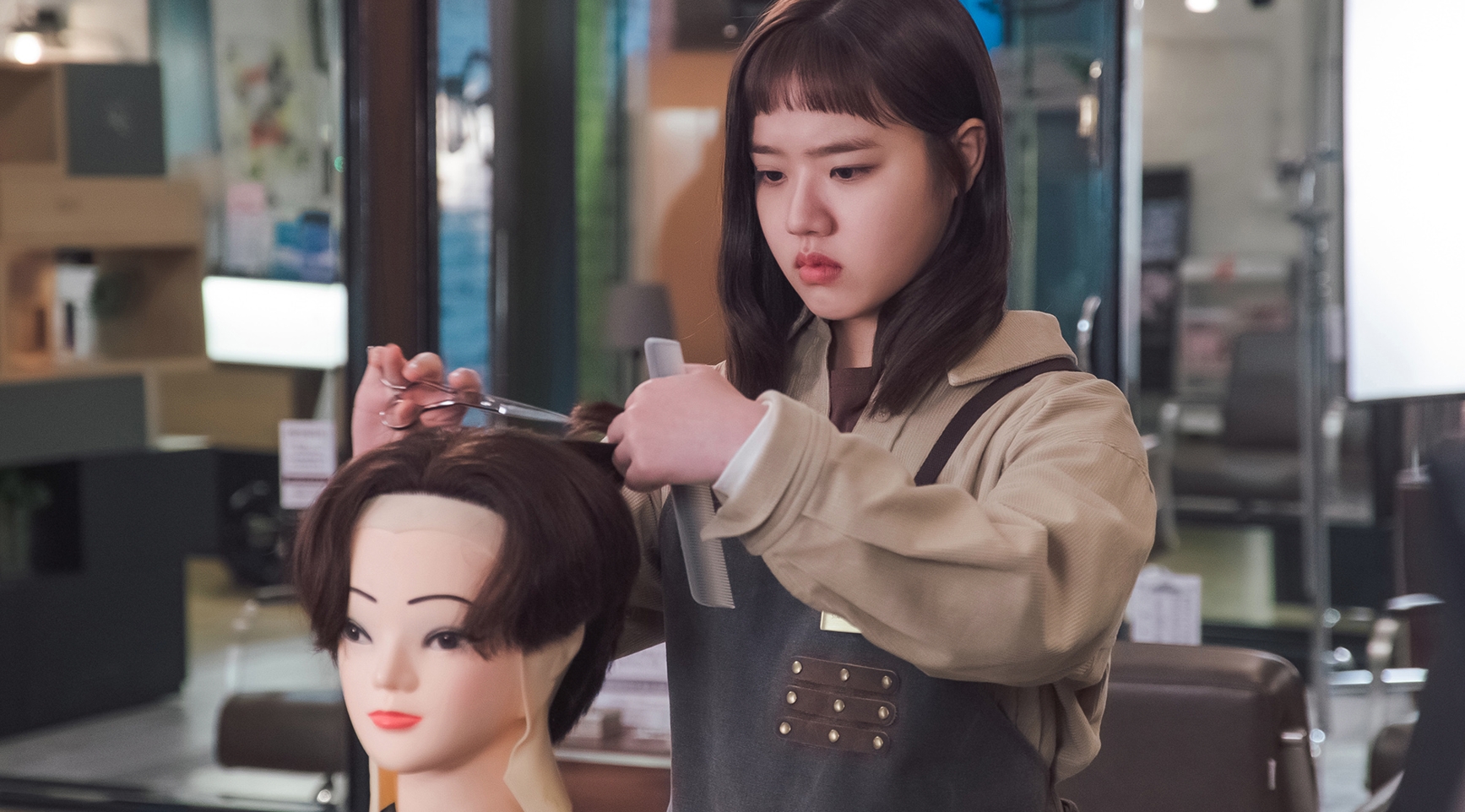 金香起首次挑戰「社會人士」角色，在《飛起來吧，蝴蝶》飾演美髮院實習助理。（龍華電視提供）