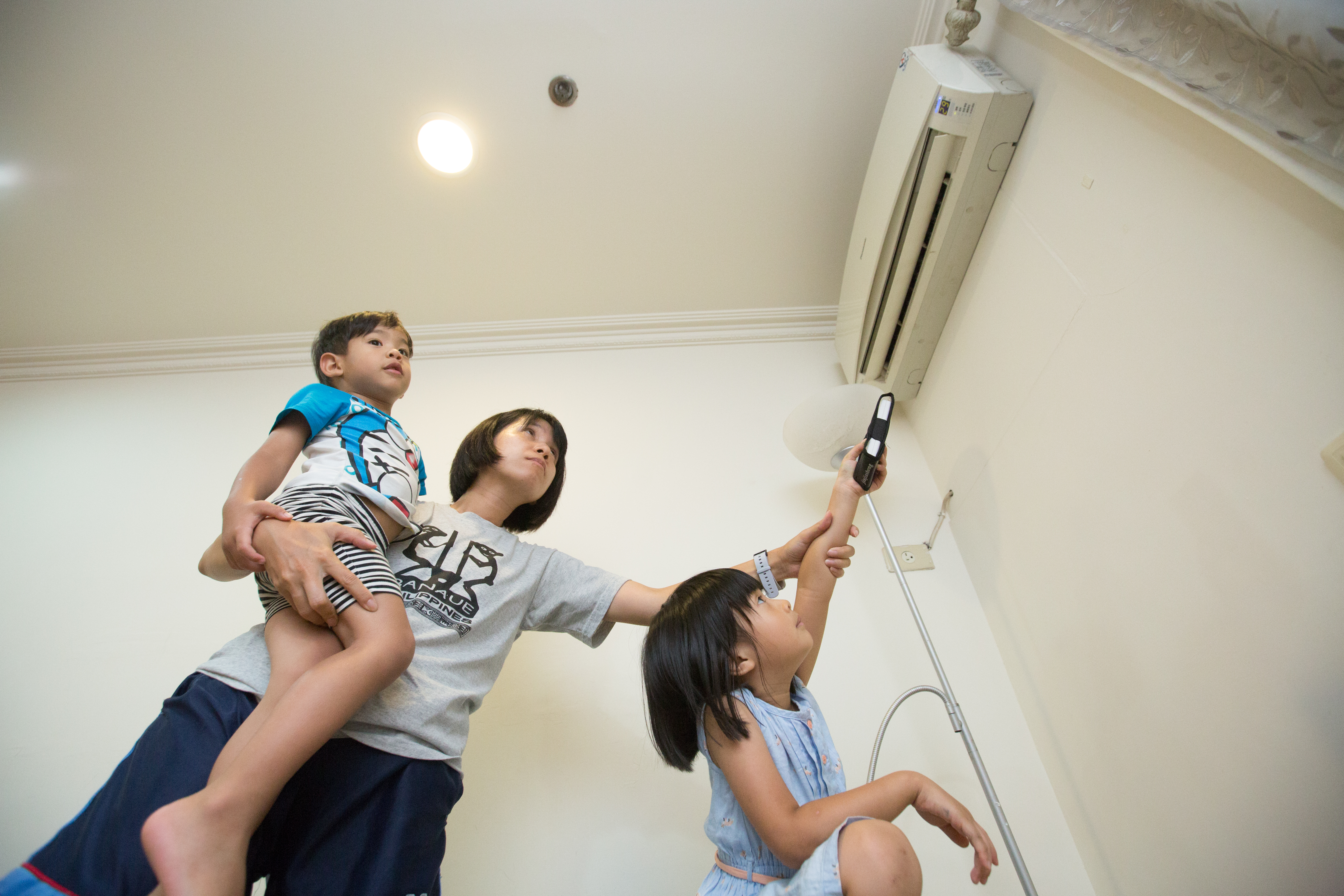 此次電價調漲，一般家庭用戶雖不受影響，但夏季為用電高峰，懂得省電就是在顧荷包。