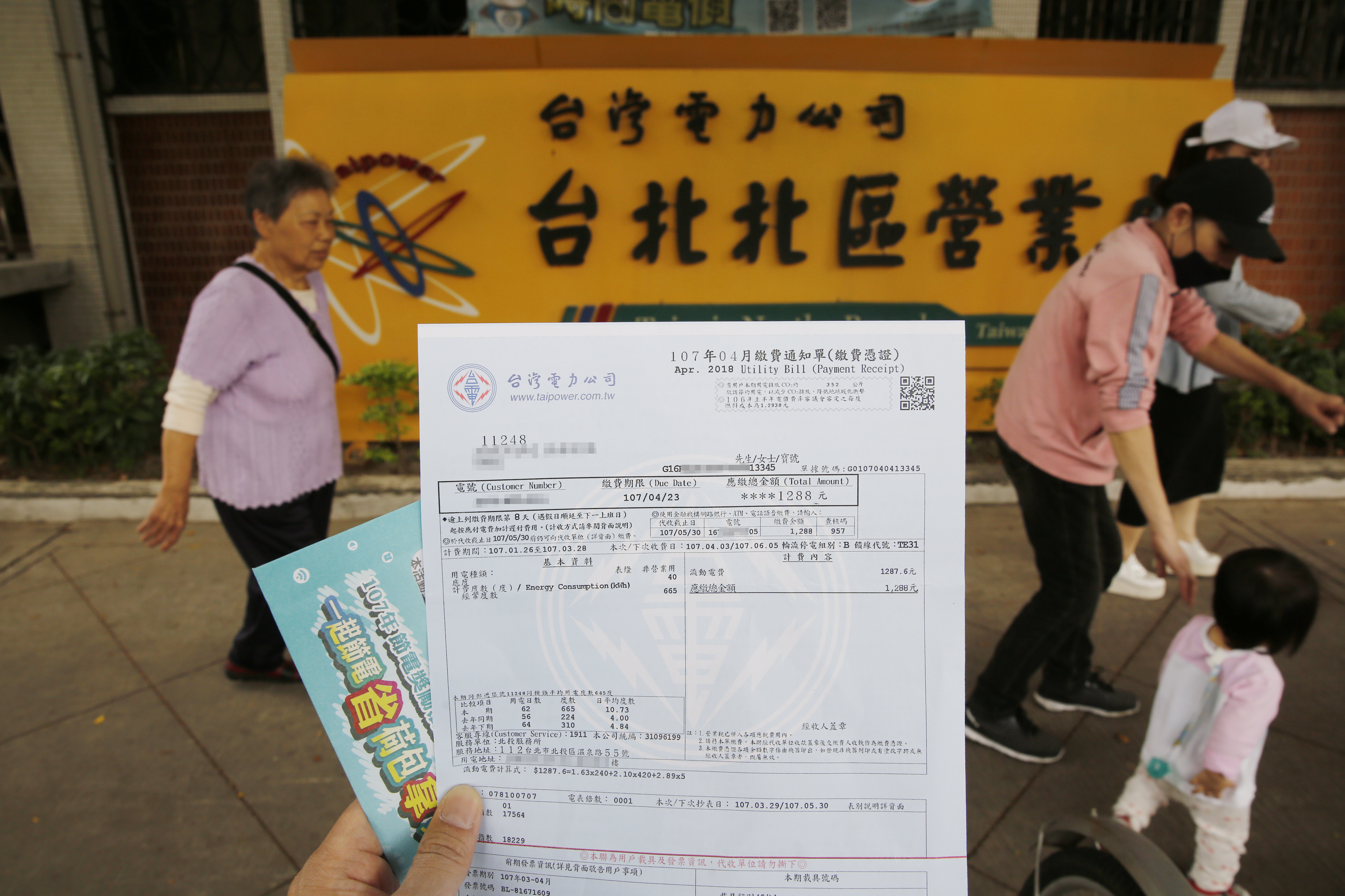 開冷氣不見得會讓電費暴走，只要選對產品，使用時調高溫度1℃、定期清洗濾網，都可達到省電效果。