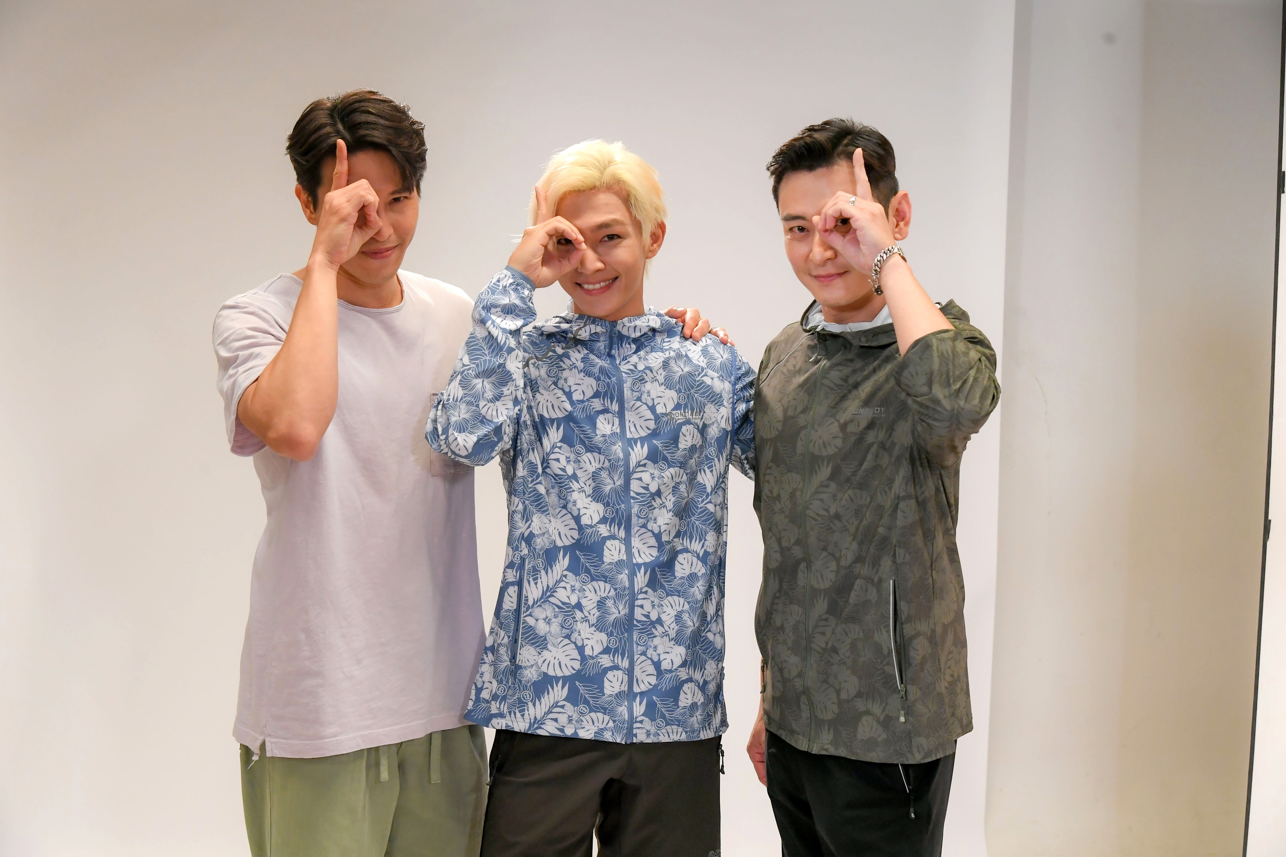 《一家團圓》劇情描述陳冠霖、龍語申兄弟倆出來創業設立服裝品牌,邀請炎亞綸擔綱代言人一角。(三立提供)