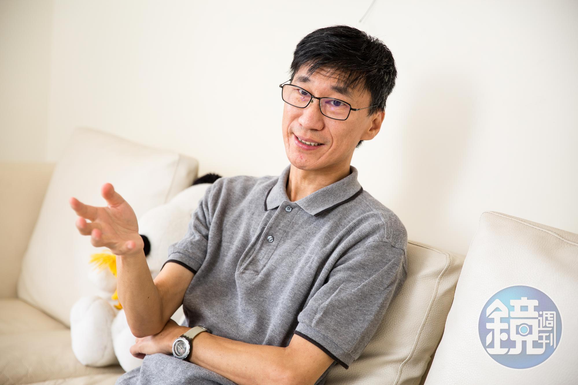 省電達人張偉明將家裡的燈泡換成LED燈，大大節省開銷。