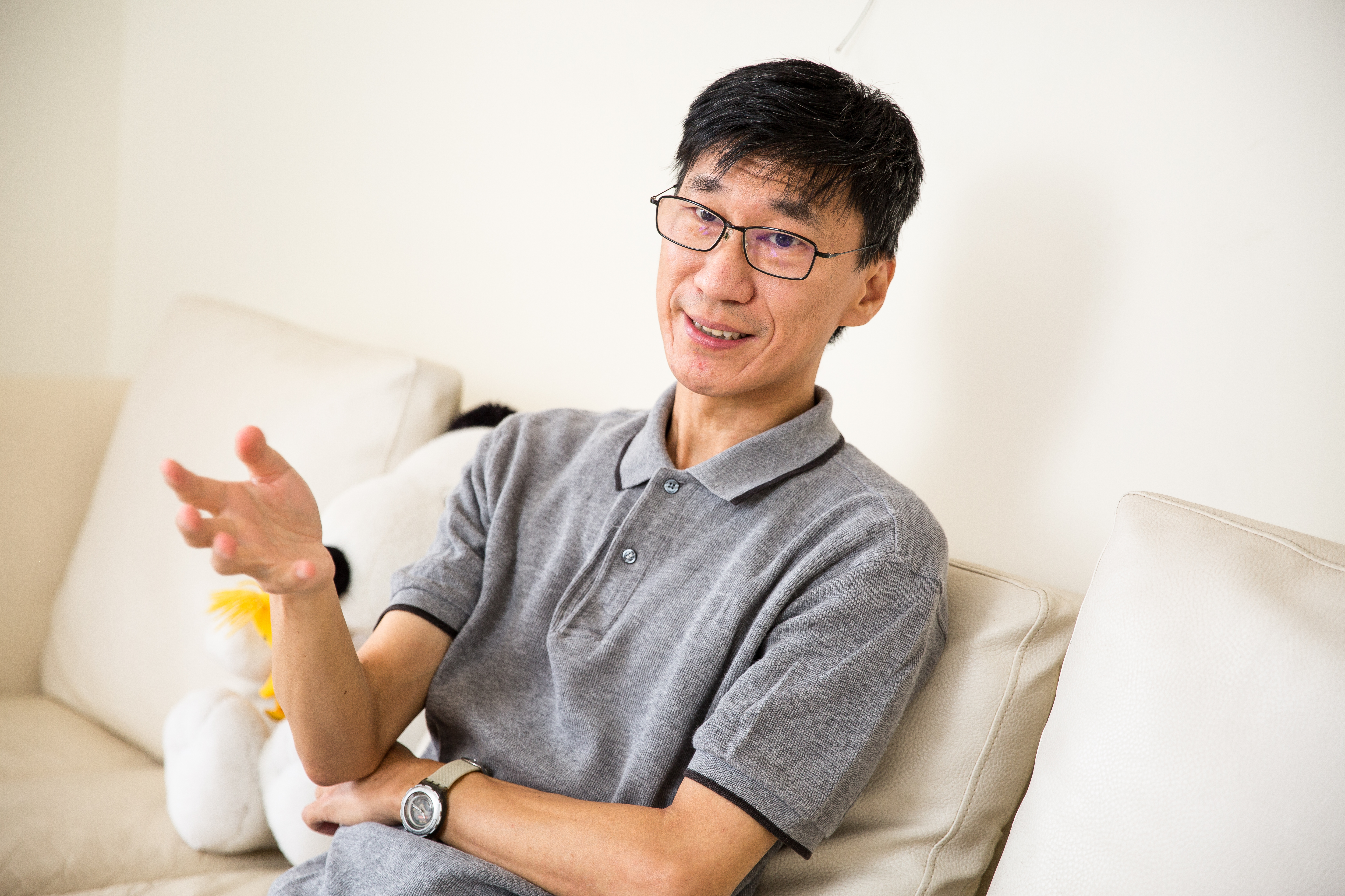 省電達人張偉明將家裡的燈泡換成LED燈，大大節省開銷。