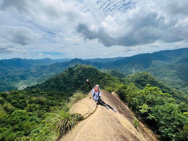 嘻小瓜去爬山時,竟不小心滑倒踩空,差點跌落山谷。(翻攝自嘻小瓜臉書)