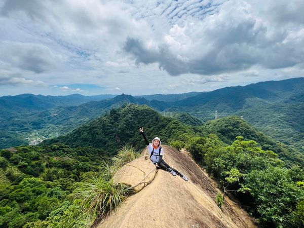 嘻小瓜去爬山時，竟不小心滑倒踩空，差點跌落山谷。（翻攝自嘻小瓜臉書）