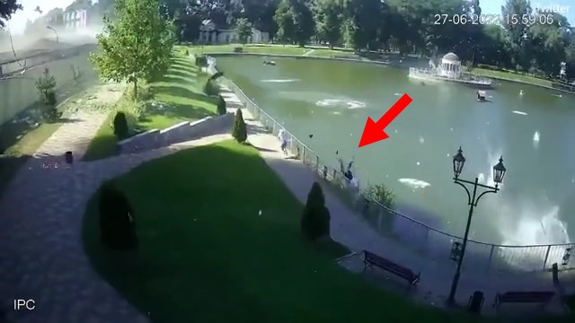 炸彈震波恐怖影片曝光！烏克蘭人站不穩被逼跳湖，土地變波浪「廢墟雨」狂下。（翻自畫面）