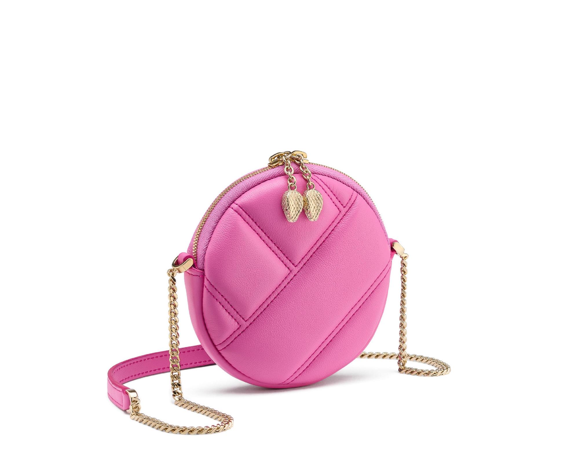 SERPENTI CABOCHON杜鵑石英色圓形肩背包。NT$22,800（寶格麗提供）