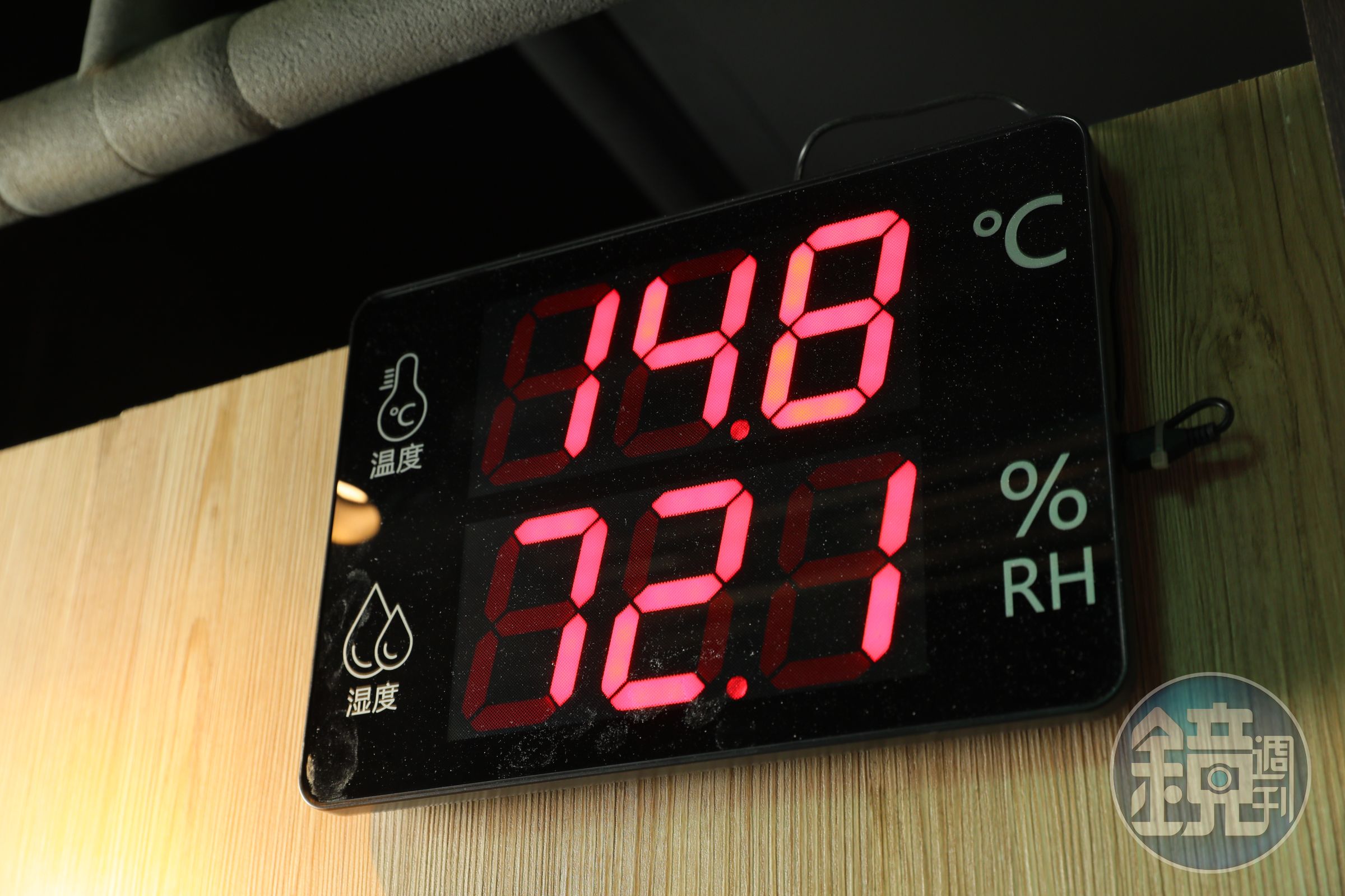 窖藏溫度維持在14～16度，相對濕度為50～70%的環境，當天因採訪拍攝緣故，濕度數字才略為上升。
