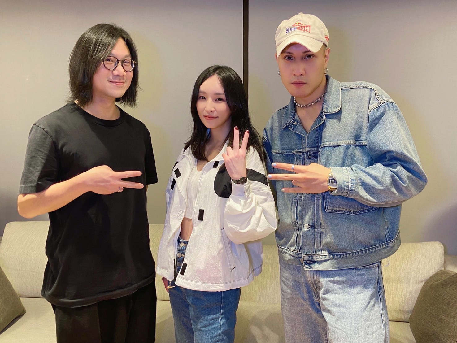 法蘭Fran新歌〈都是你害的〉邀來YELLOW黃宣獻聲合唱，並請五月天阿信共同作詞。（相映國際提供）