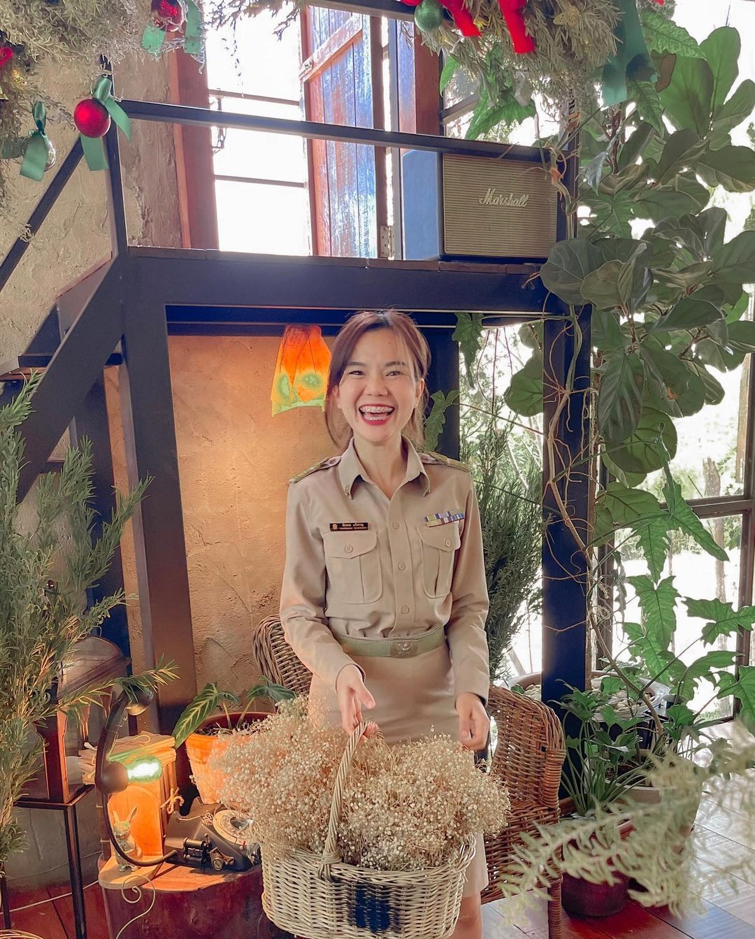 穿著教師制服的英英。（翻自泰國《Sanook》）