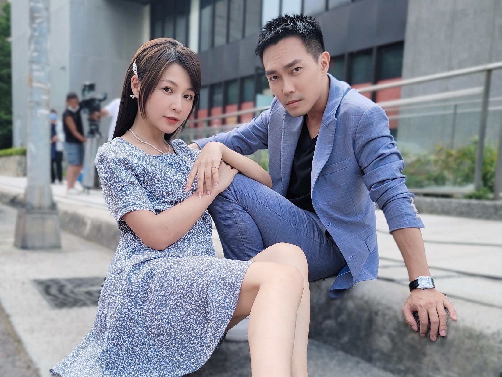 謝京穎《黃金歲月》受封最美孕媽咪 跟許仁杰外景戲還有先配穿搭。（民視提供）