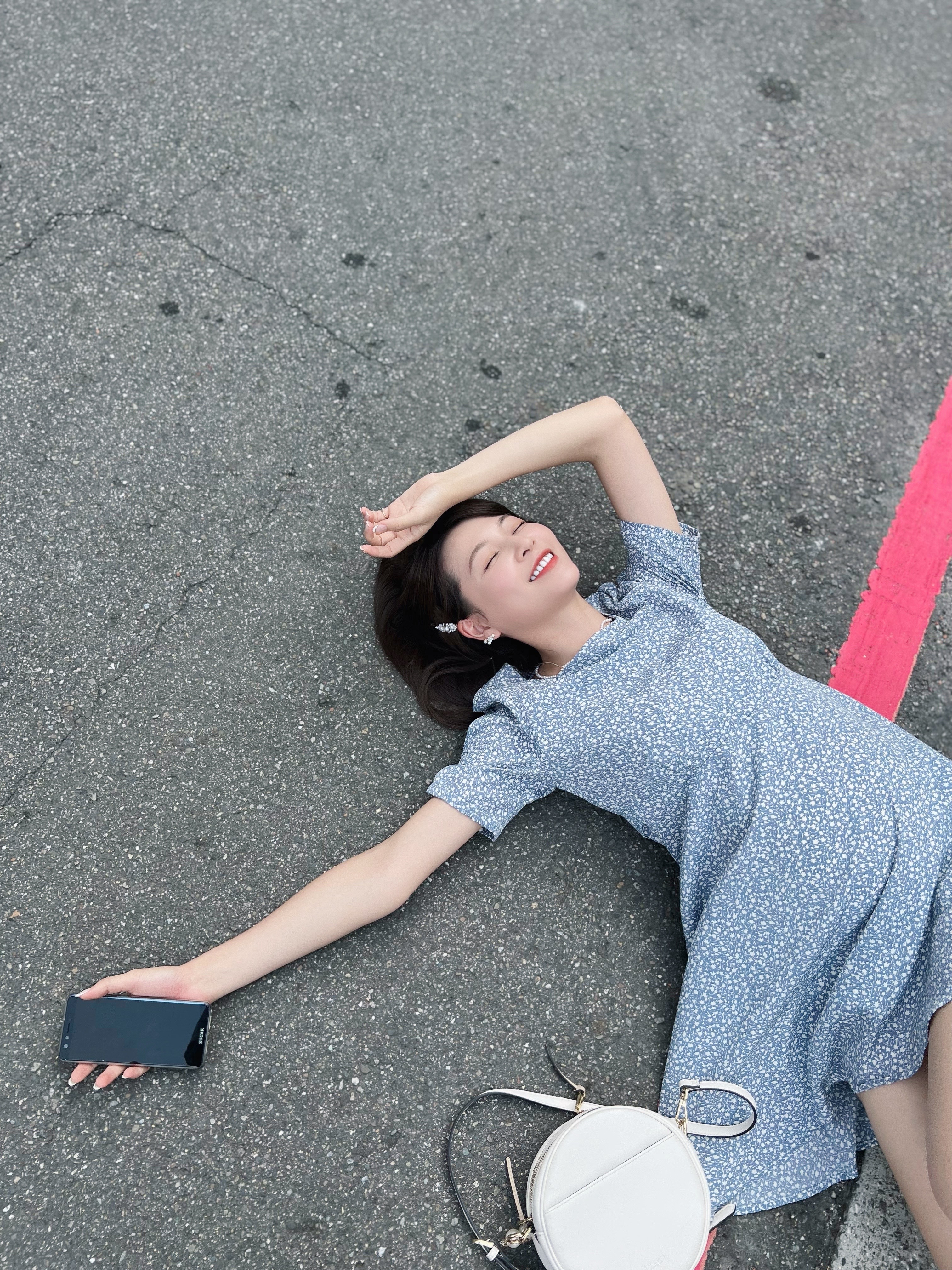 《黃金歲月》中謝京穎跌倒後，所幸躺在地上拍起美照。（民視提供）