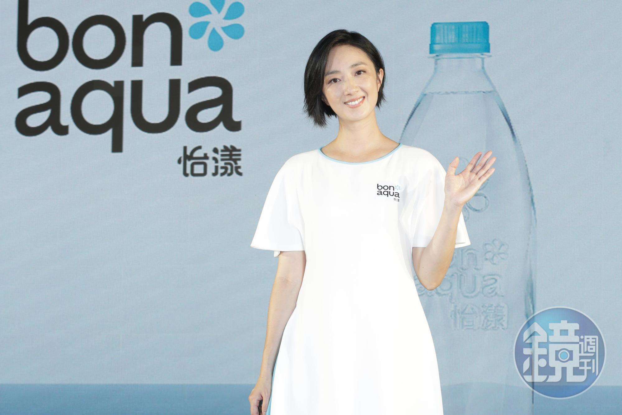 桂綸鎂一身白洋裝為代言飲用水活動站台，問起感情依舊大打太極迴避。