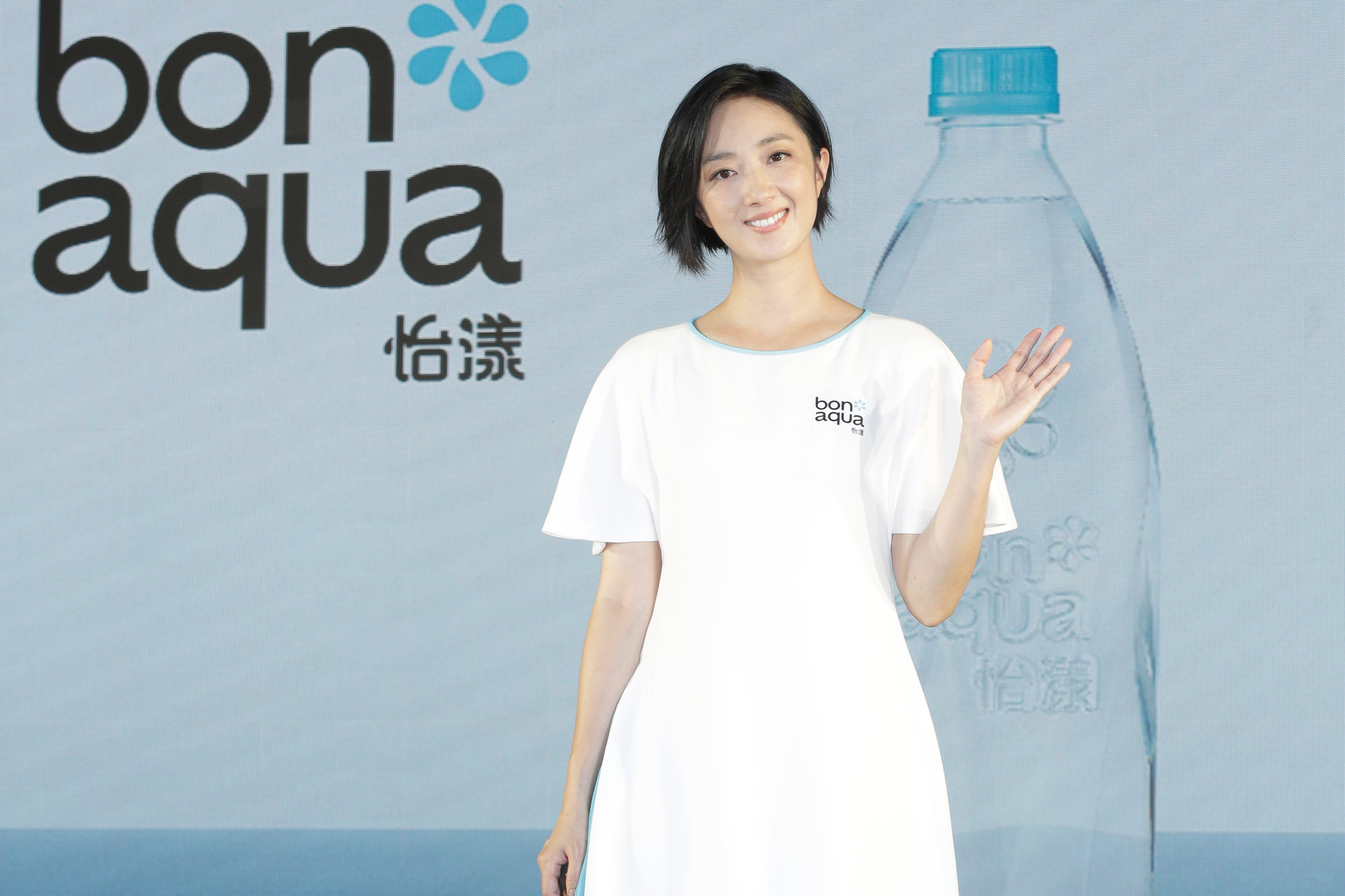 桂綸鎂一身白洋裝為代言飲用水活動站台，問起感情依舊大打太極迴避。