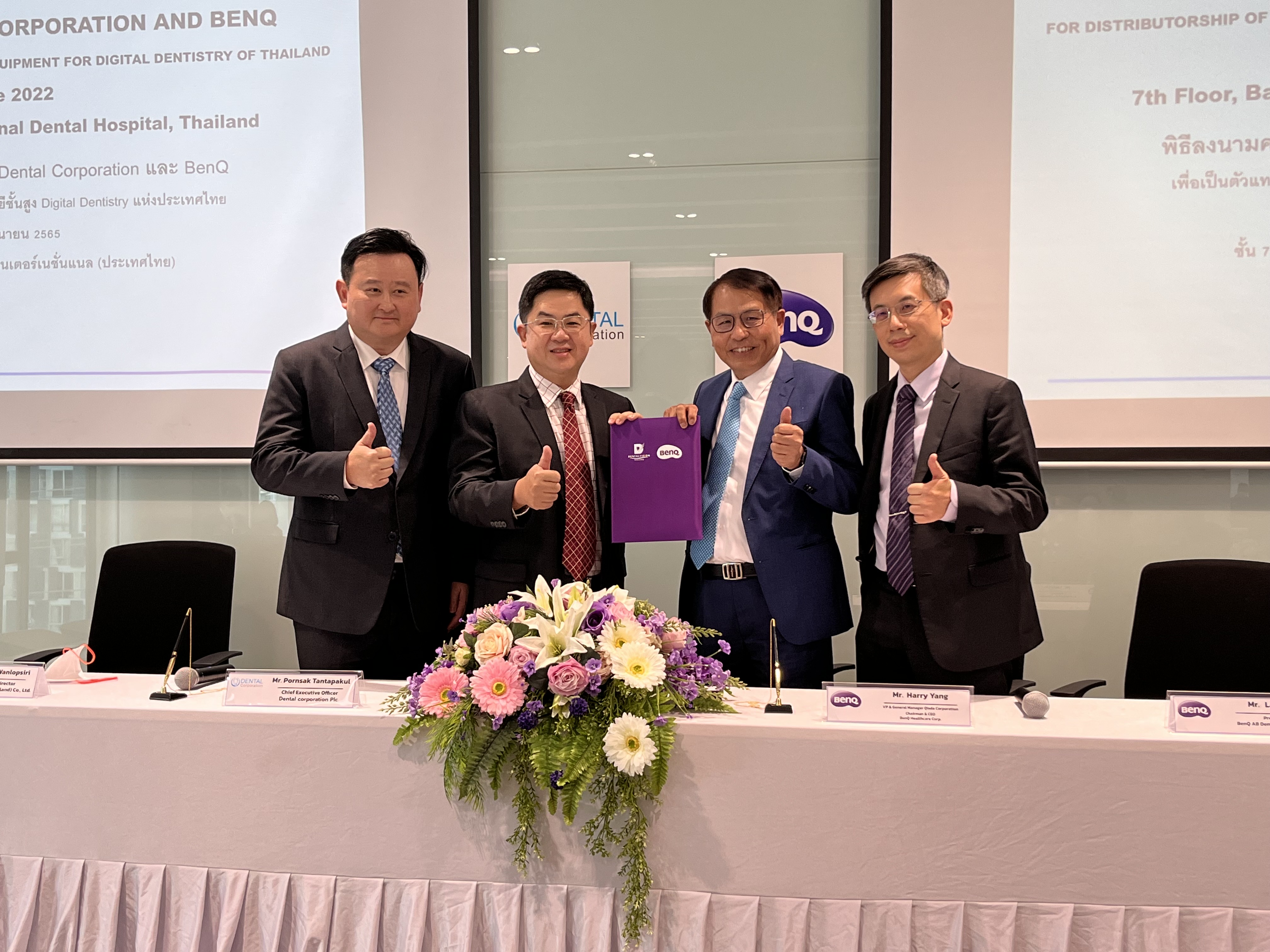 明基口腔與泰國Dental Corporation簽署代理合約及合作備忘錄，明基三豐副董事長楊宏培（右2）、明基口腔總經理林家弘（右1）親赴泰國出席簽約儀式。（明基佳世達提供）